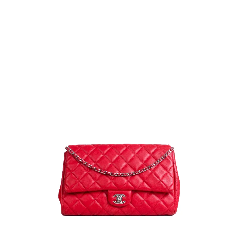 CHANEL - Sac à épaule Enveloppe Timeless/Classique Chanel en cuir lisse rouge